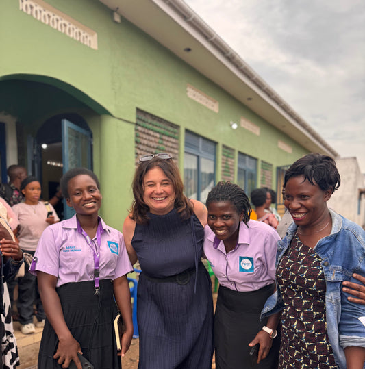 Das Foto zeigt Projektpartnerinnen aus Uganda mit der Vorsitzenden des Marie-Schlei-Verein / Be Independent.